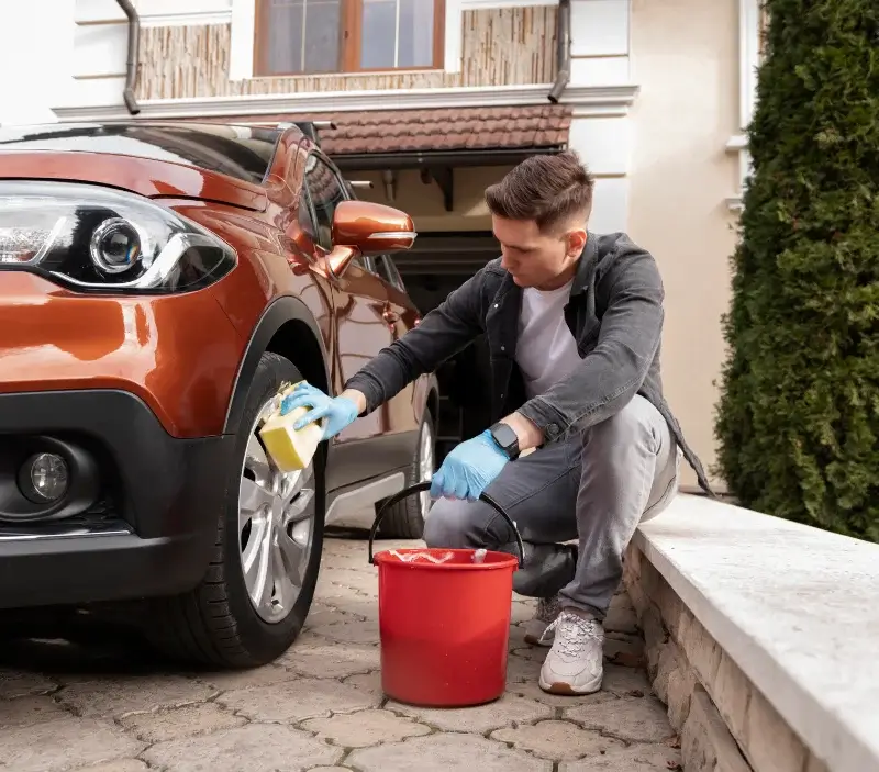 Lavage auto à domicile Plesnois : professionnel intervenant sur un véhicule